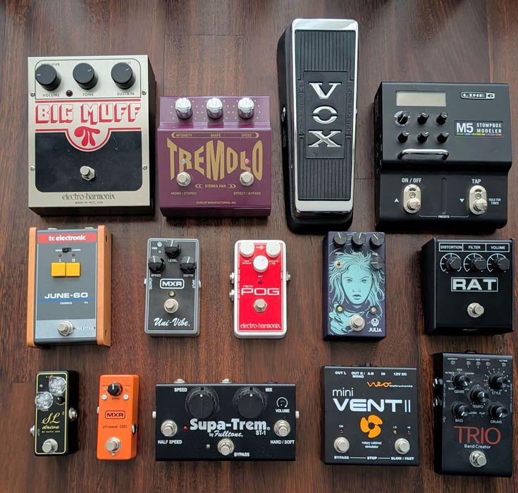Diversos pedais de guitarra