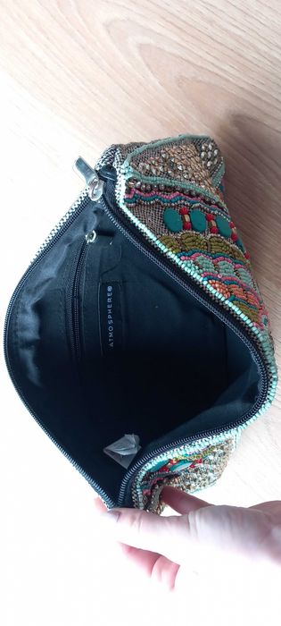 Clutch / bolsa missangas8 muito vistosa e prática. Marca Atmosphere.