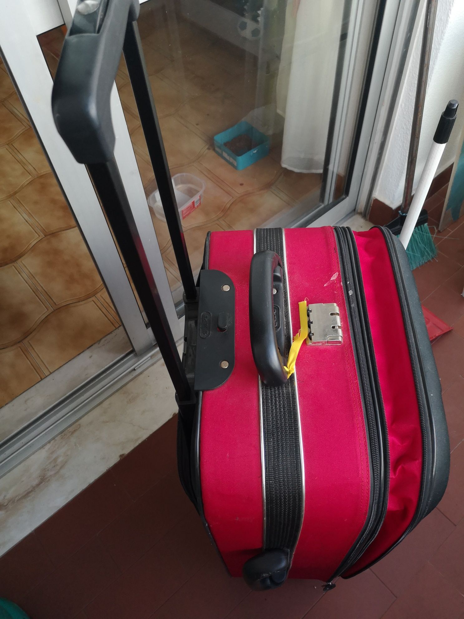 Mala de viagem com todos os fechos bons