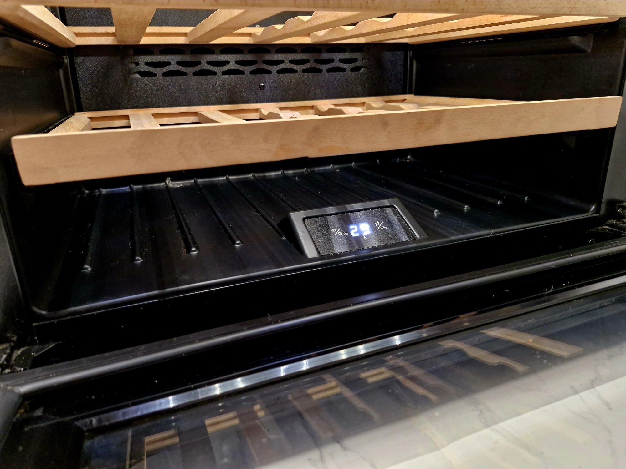 Холодильник під забудову ( Samsung ) Klarstein Vinsider 24 Onyx Black