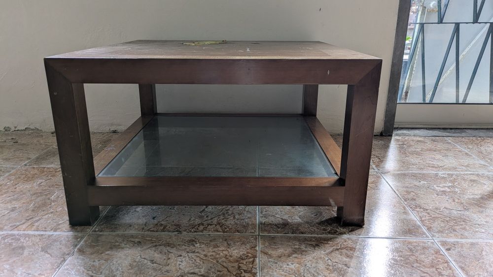 Mesa de apoio em madeira.