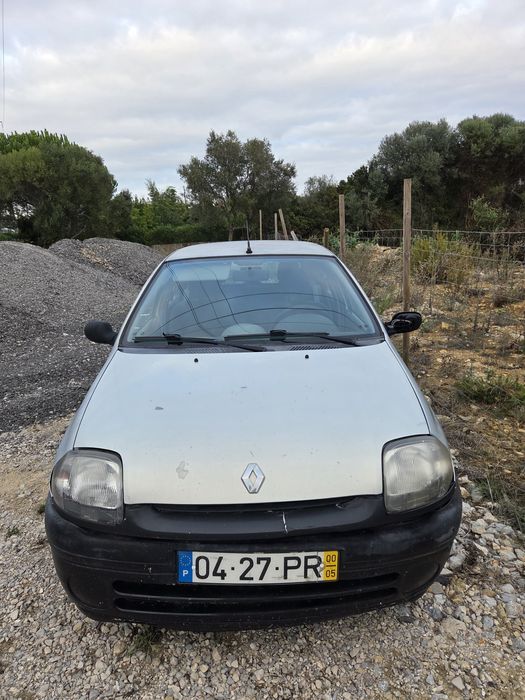 Renault Clio 2000 1.2 RN — 400 eur [carro não anda]