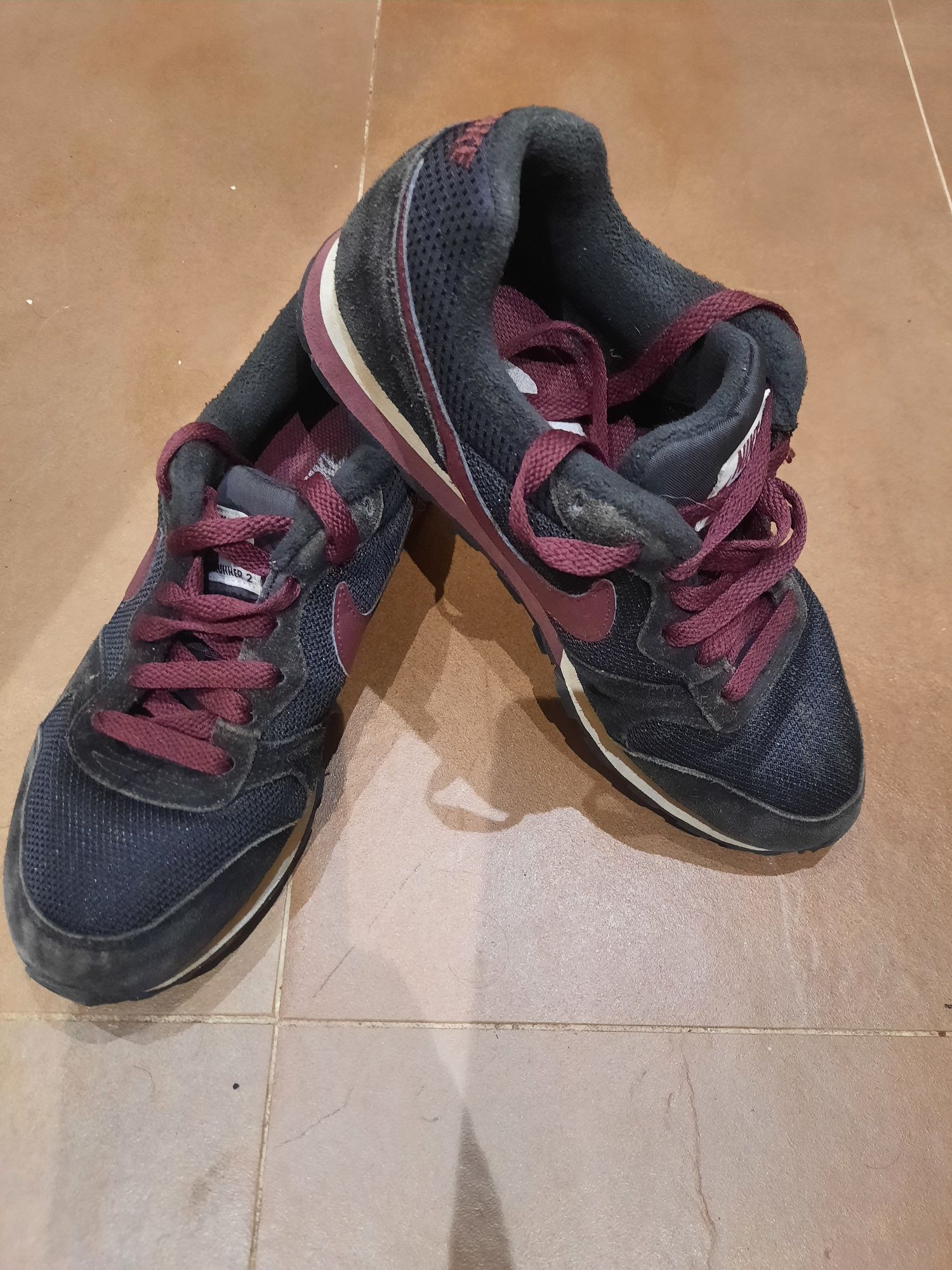 Tenis Nike pretos e bordeaux  n° 37,5