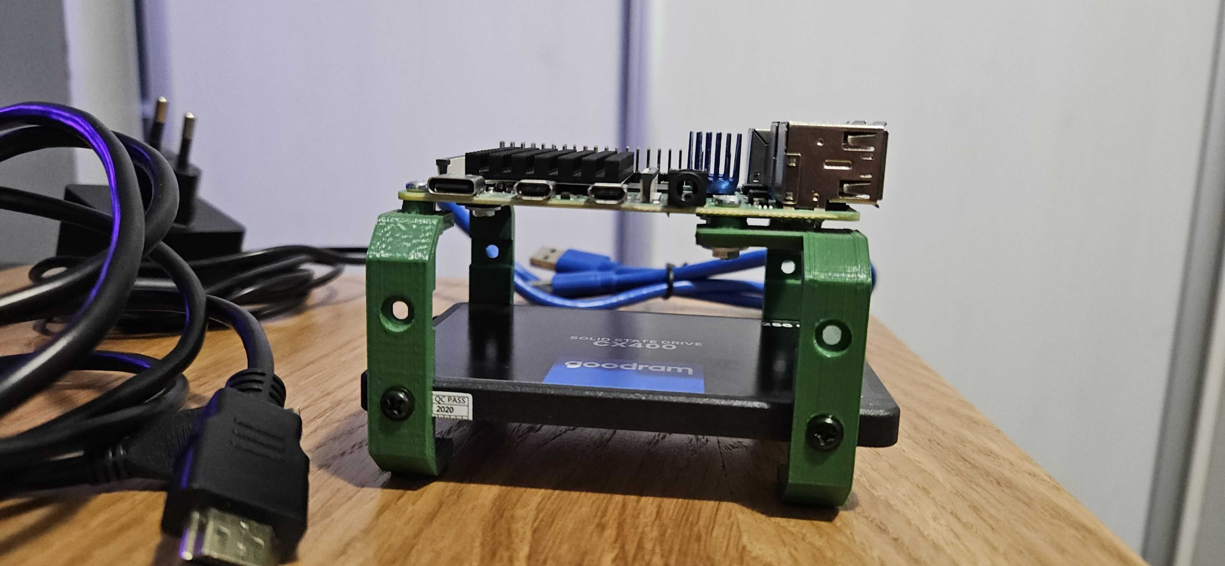 Raspberry Pi 4 Model B 4GB + SSD 256GB + stelaż