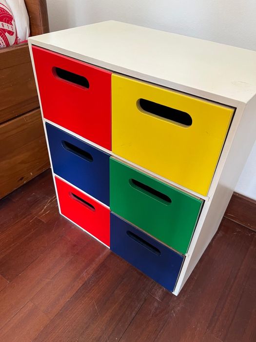 Móvel colorido para criança