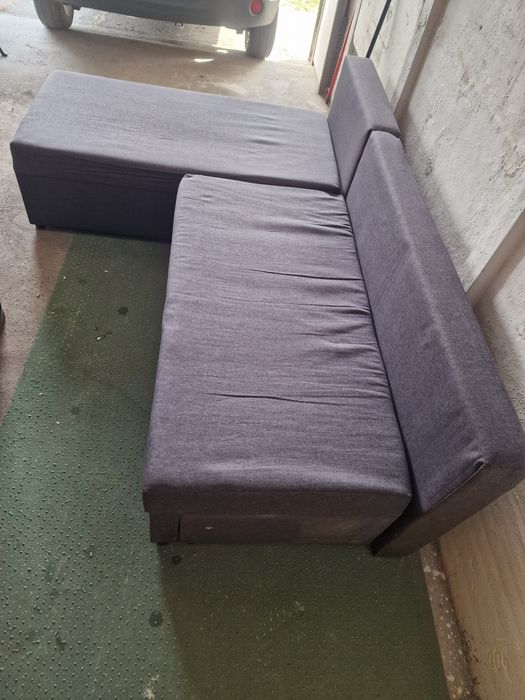 sofa z krzesłem biurowym