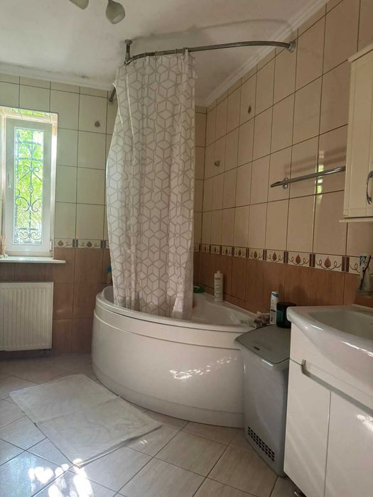 Житловий будинок та земельна ділянка 10 сот., м. Жовква