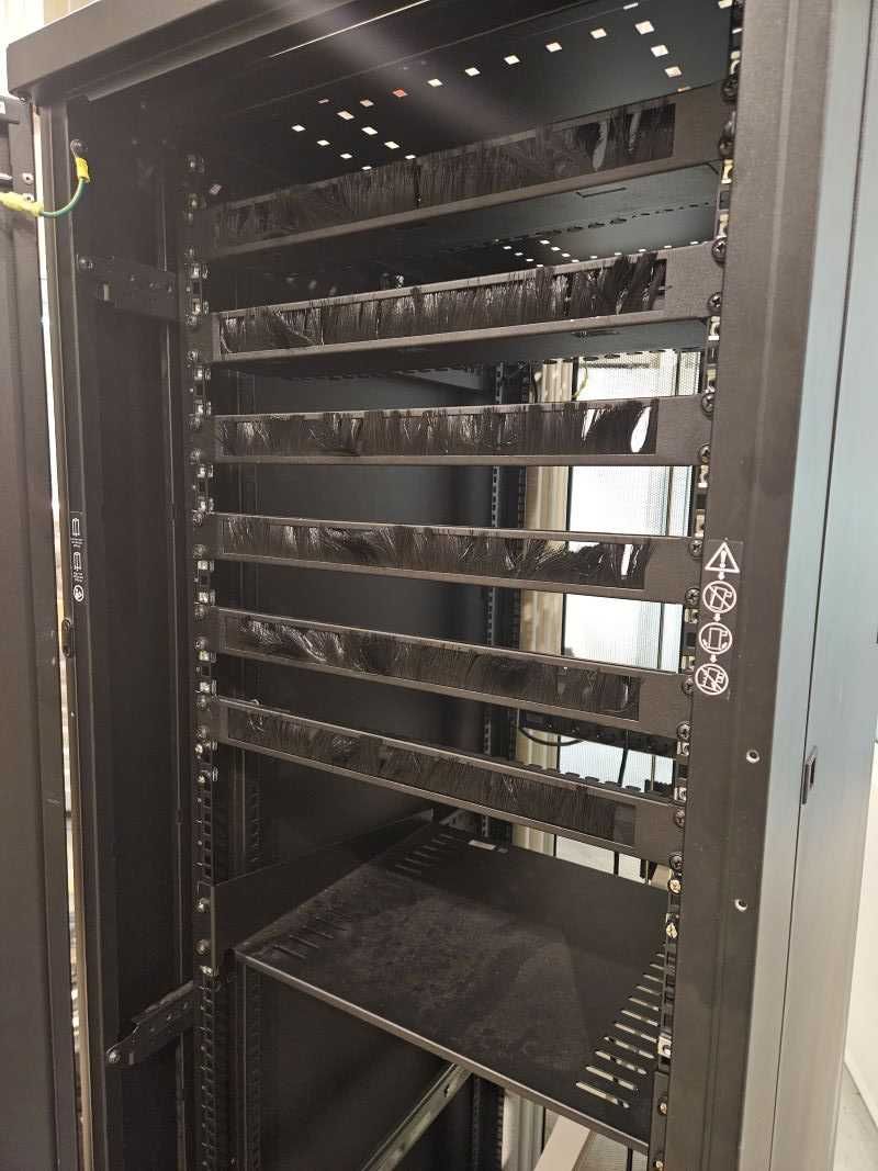 Bastidor APC Schneider UPS Servidor Switch D-Link Huawei Cloud Engine
