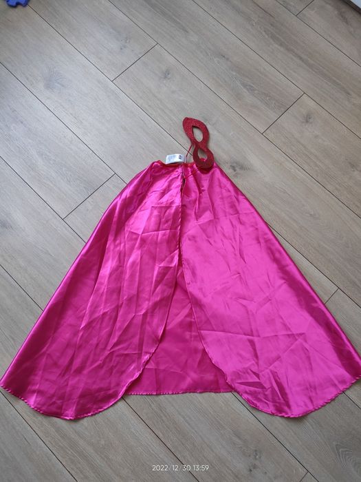 Pelerynka super bohaterki z maską H&M