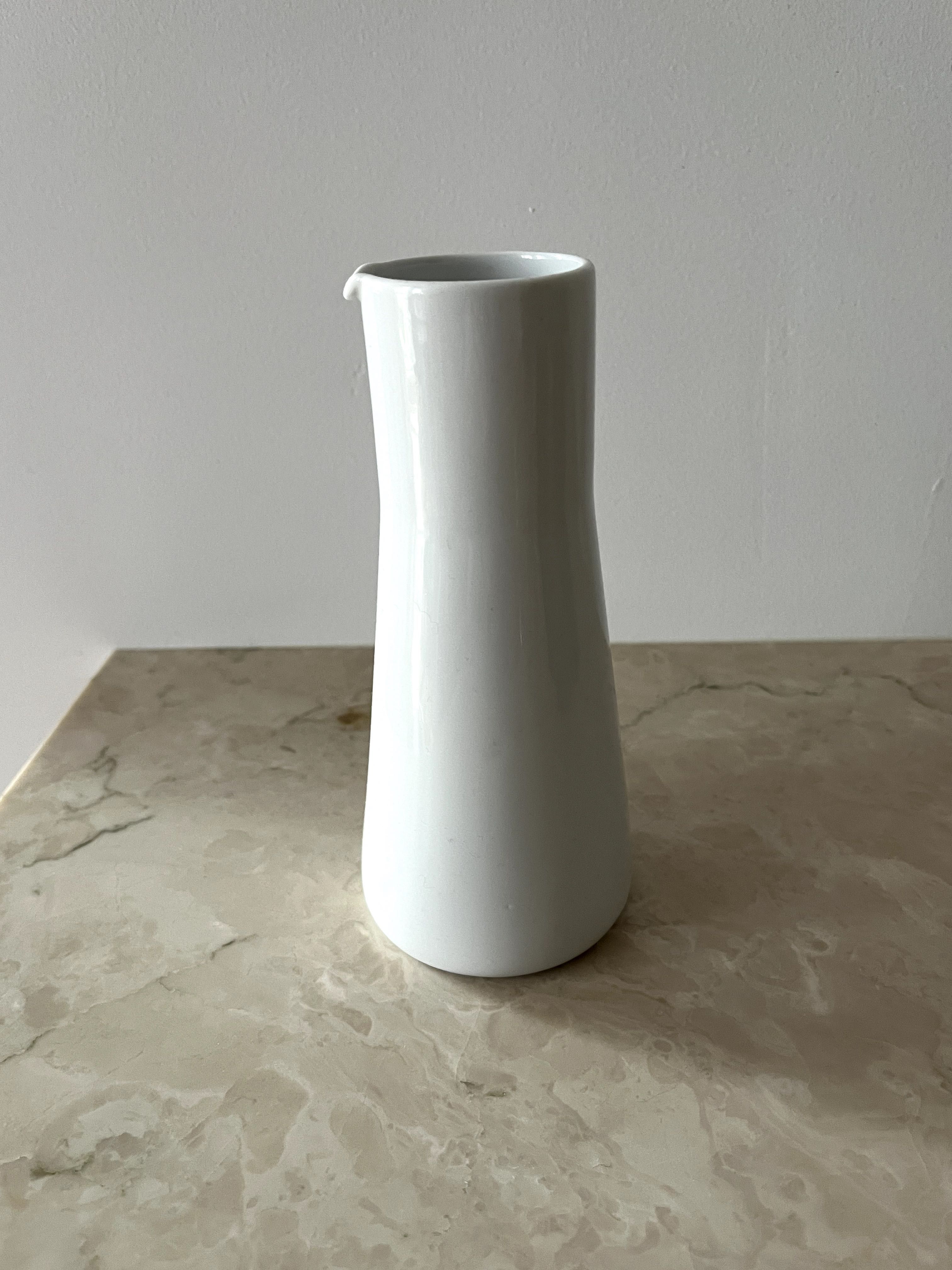 Biały ceramiczny dzbanek / karafka / mlecznik
