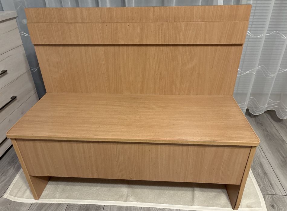Drewniana ławka z oparciem i schowkiem – praktyczna i solidna