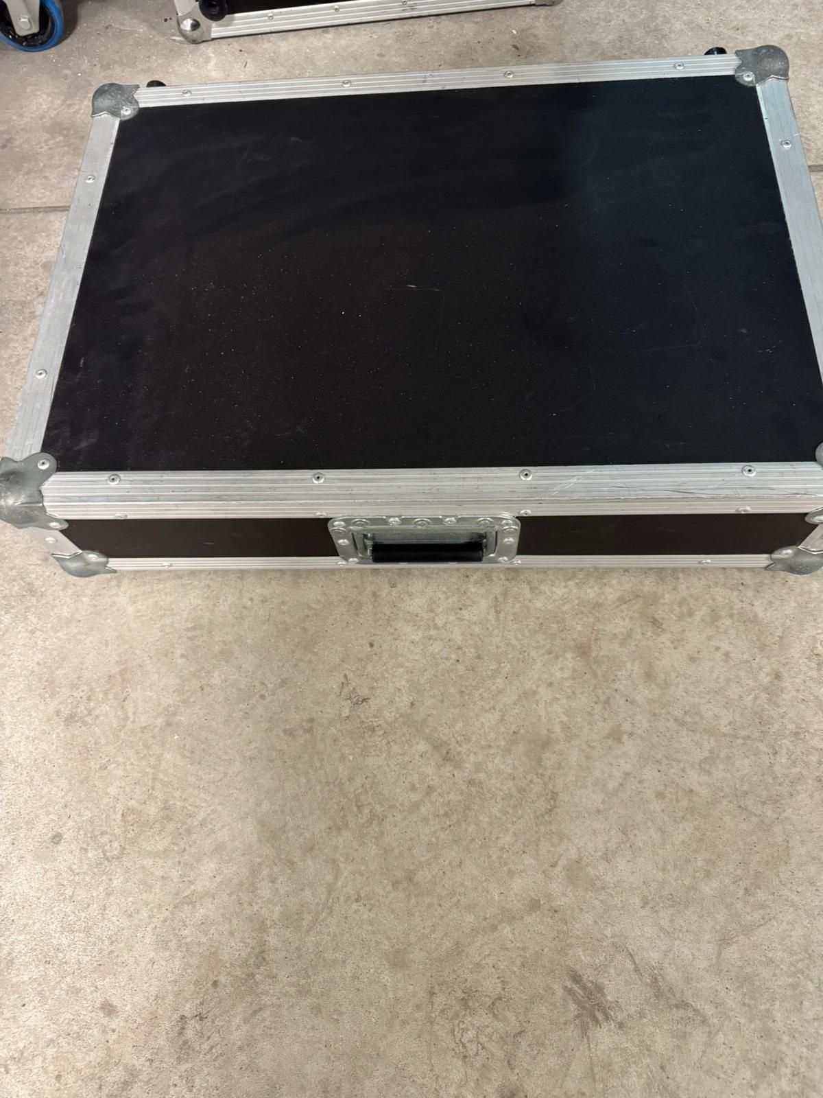 Skrzynia, Case Denon SC Live 2 z kompletnym okablowaniem.