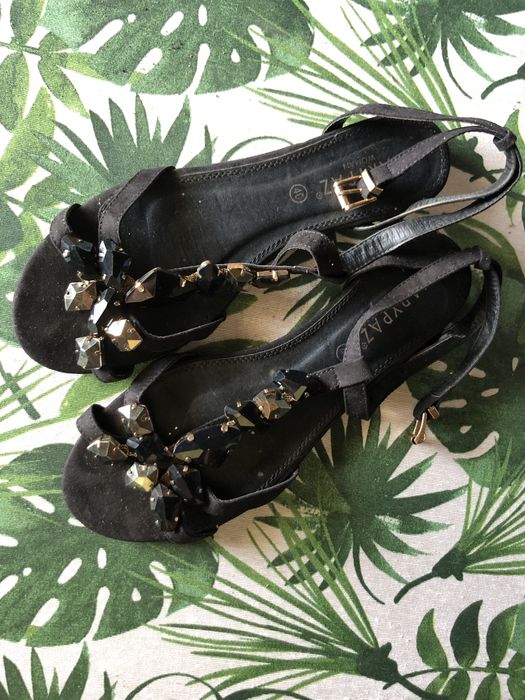 Sandália de cor preto