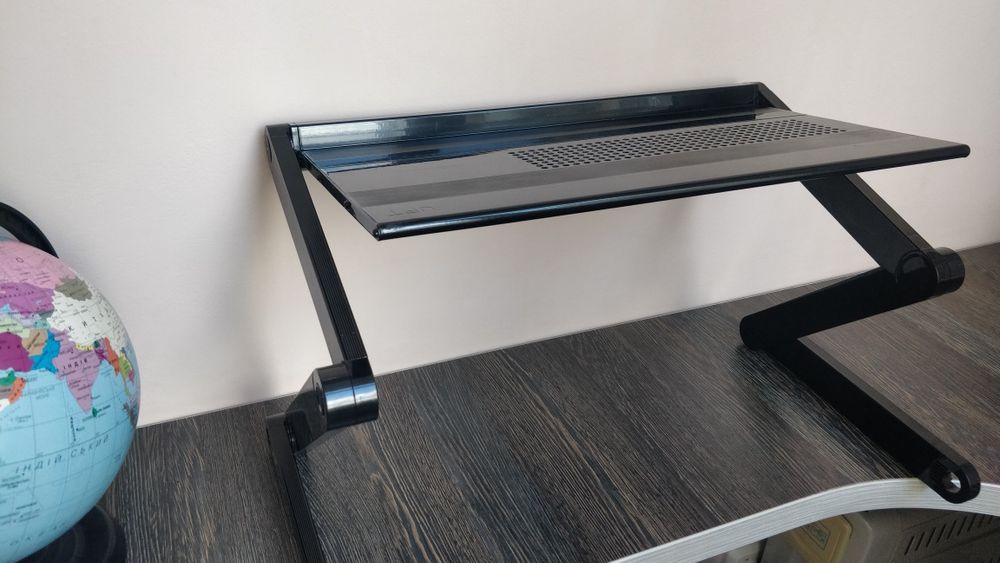 Складний комп'ютерний стіл, що регулюється по висоті