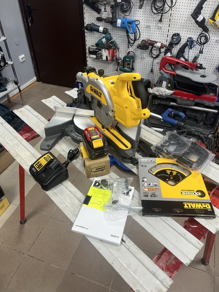 Пила торцовочная аккумуляторная XR FLEXVOLT DeWALT DCS777T2