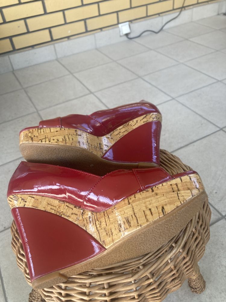 Buty damskie lakierki czerwone Jenniferna koturnie, oryginalne,wygodne