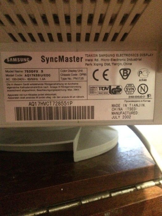 рабочий монитор Samsung SyncMaster 753DFX, диагональ экрана 40,5 см.