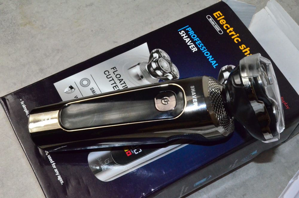 Wielofunkcyjna maszynka do golenia dla mężczyzn z wymiennymi ostrzami