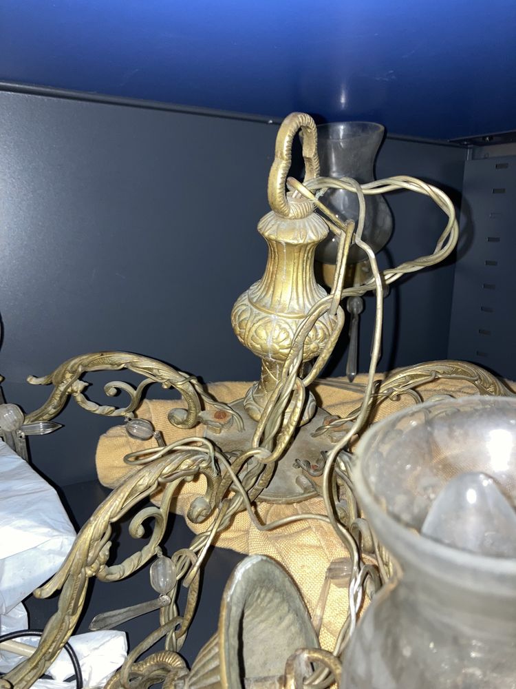 Candeeiro de teto, dourado,  com apliques em vidro trabalhado.
