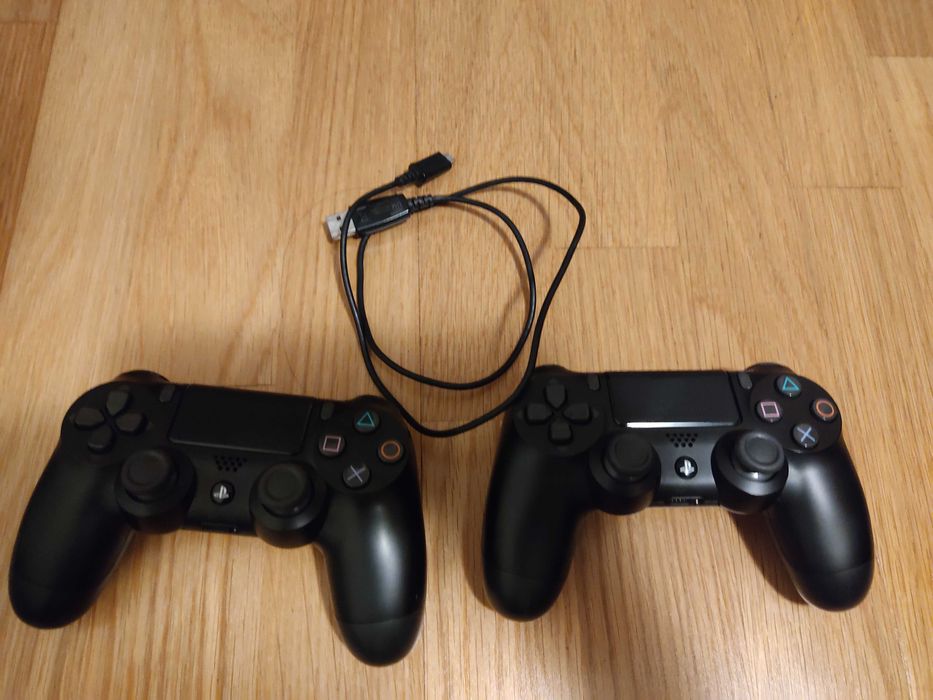 PlayStation 4 com 2 comandos