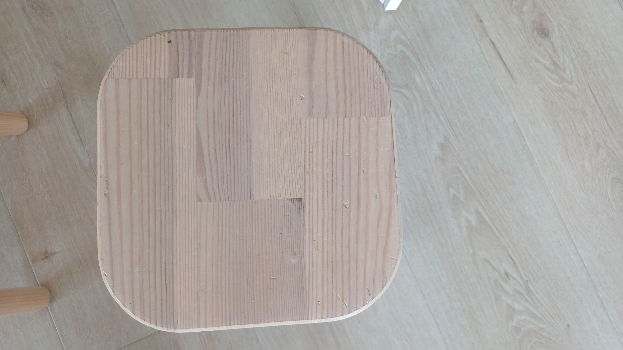 Stolik + drewniane taborety ikea
