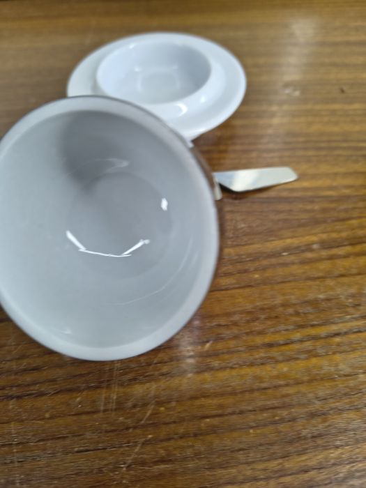 Porcelanowa maselniczka z nożykiem