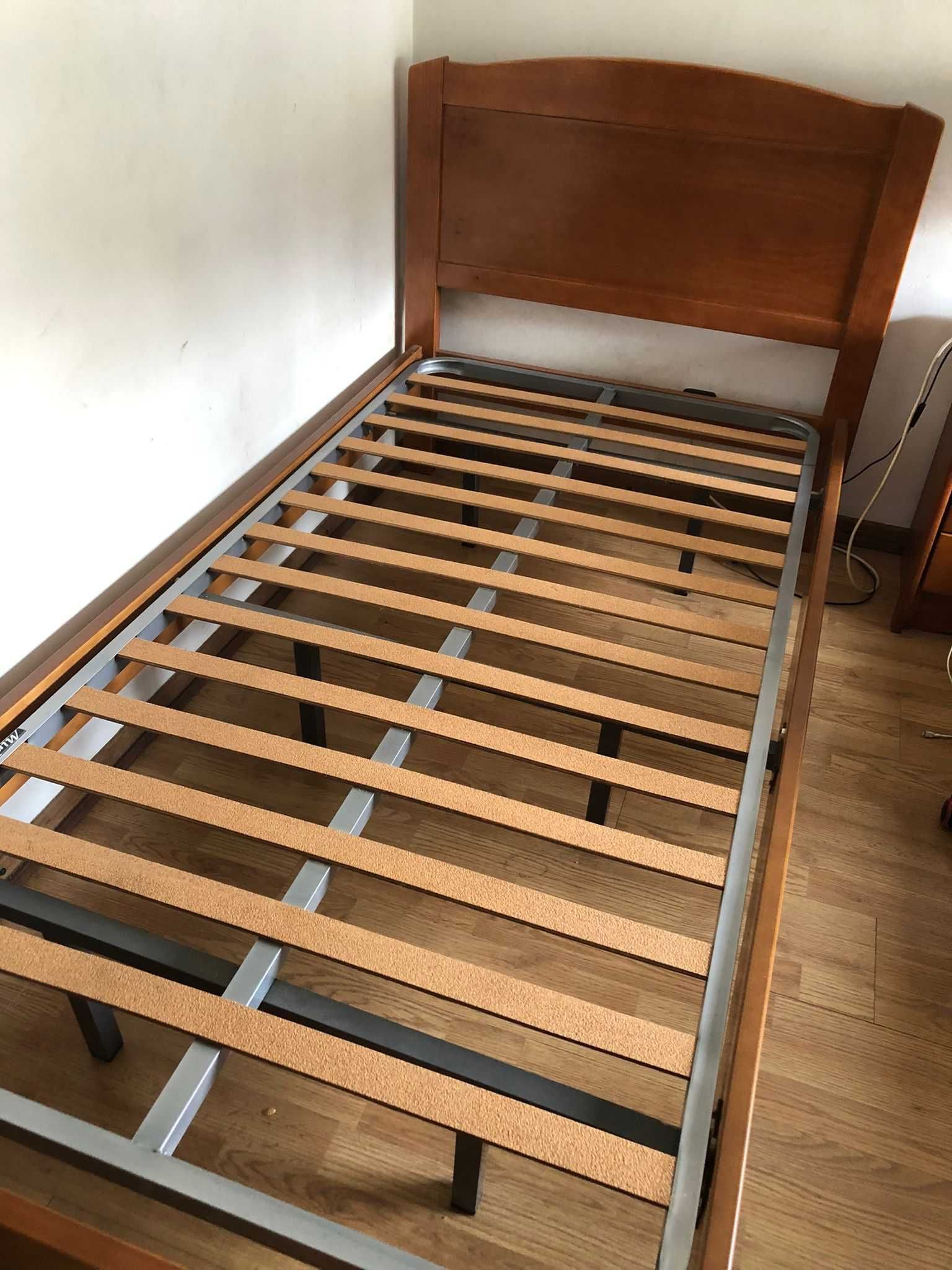 Cama de Pinho com Estrado