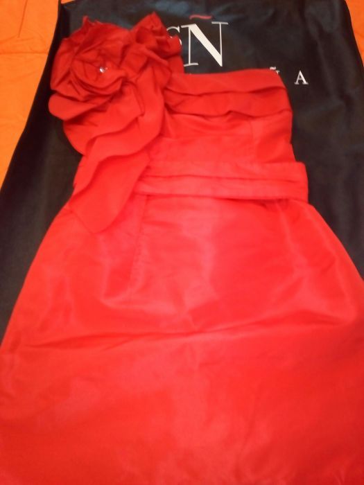 Vestido vermelho (veneno de la piel)