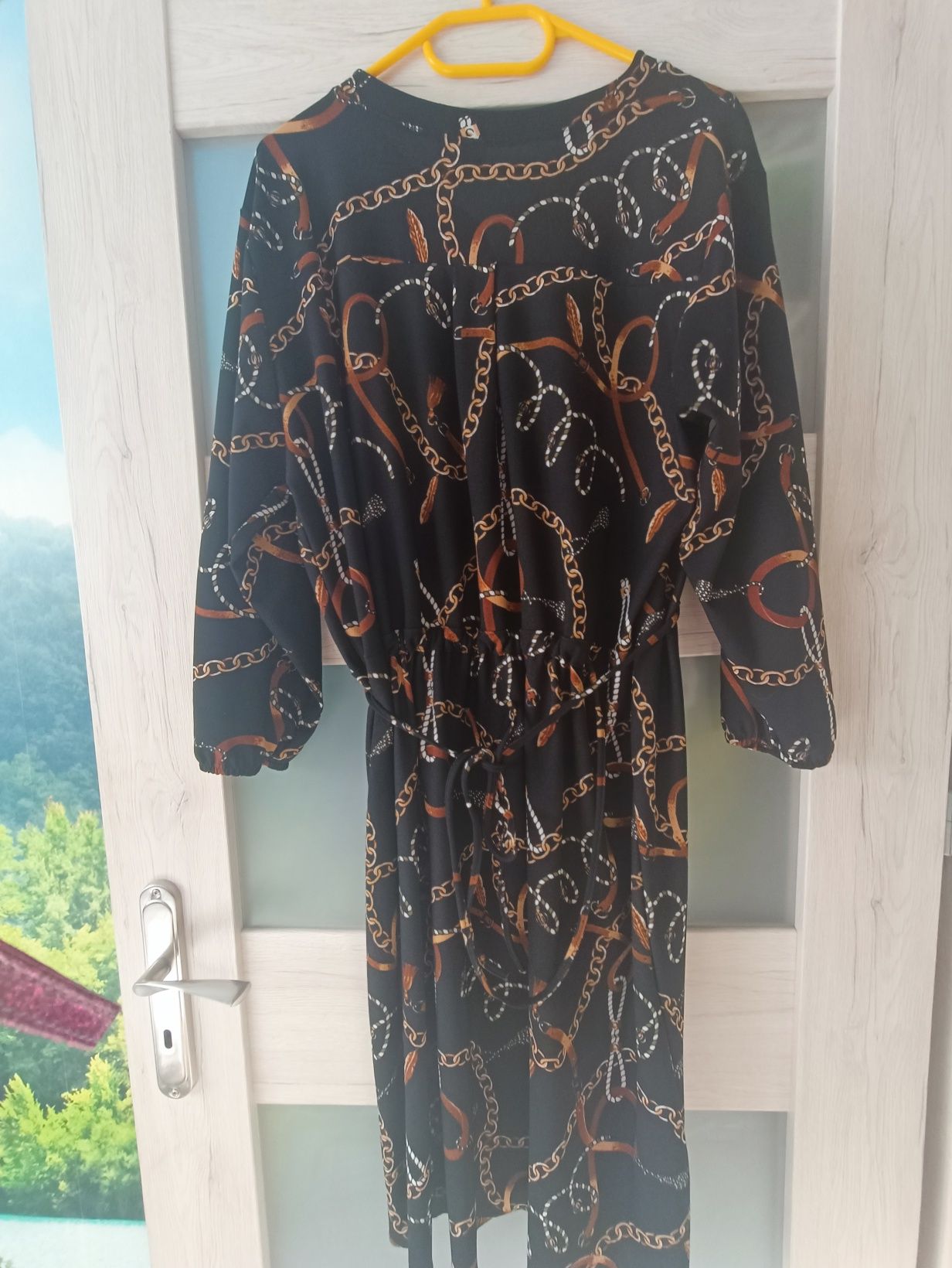Sukienka czarna w łańcuch Ala Chanel plus size