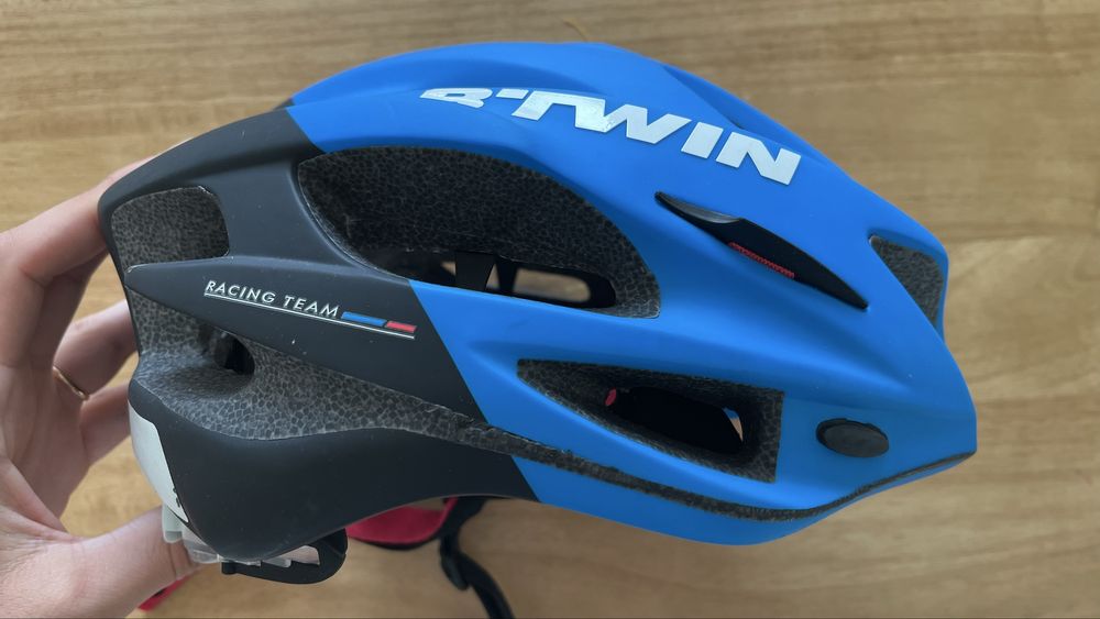 Capacete Btwin azul e preto