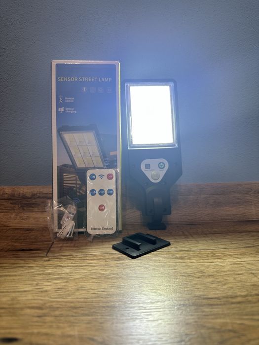 Nowa lampa solarna LED z czujnikiem ruchu + pilot – SENSOR STREET LAMP