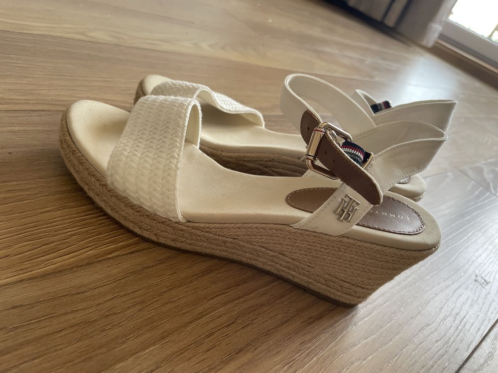 Sandały na koturnie Hilfiger