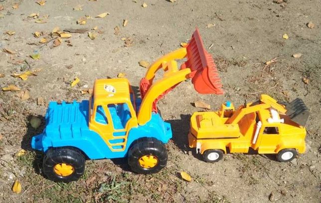 Продам игрушки :трактор и эскаватор большие