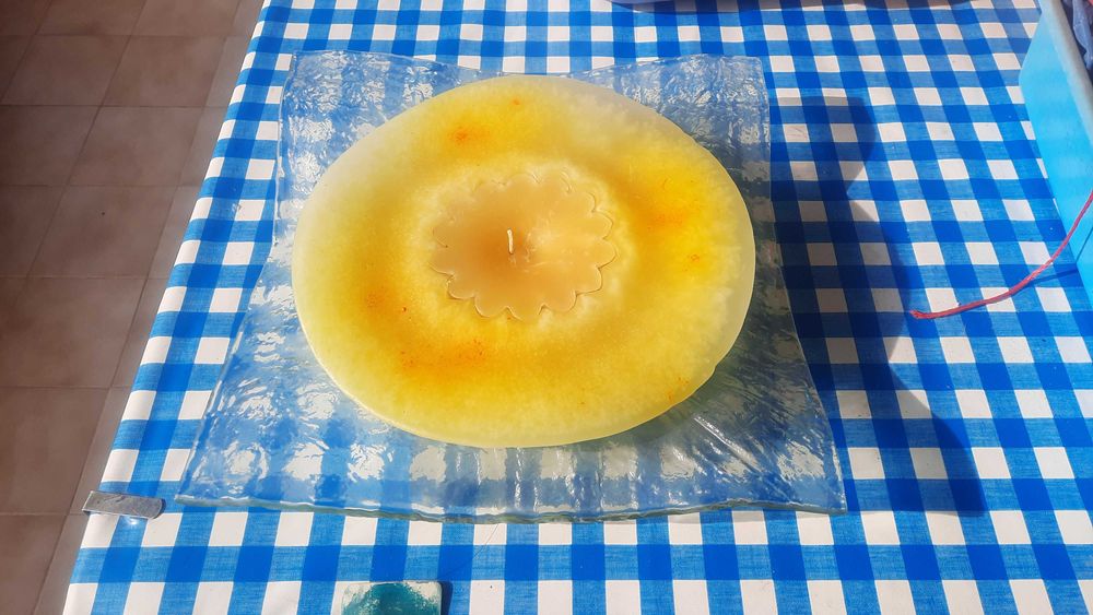 Centro de mesa em vidro com vela amarela