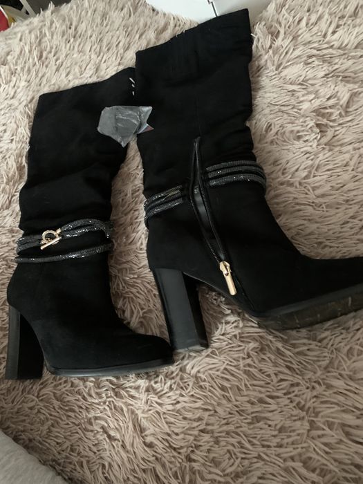 Чоботи жіночі .замша якісна , дуже зручна колодка , виглядаютьдуже єле
