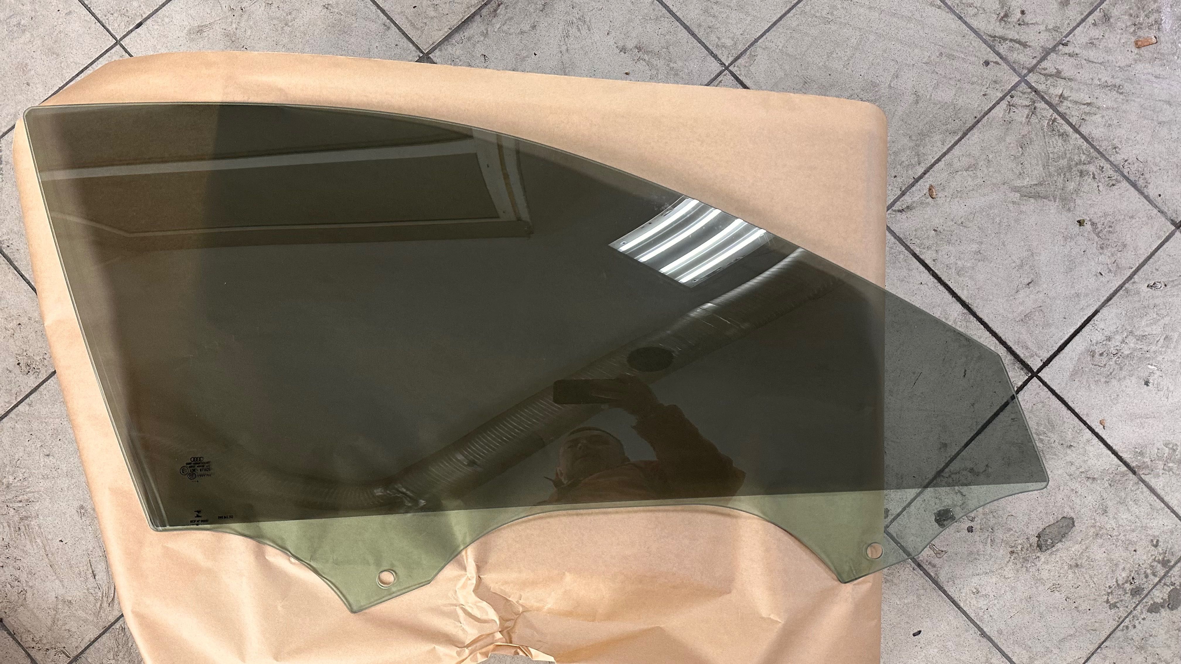 Ауді а4 б9 бокове праве передніх дверей стікло рік 2016