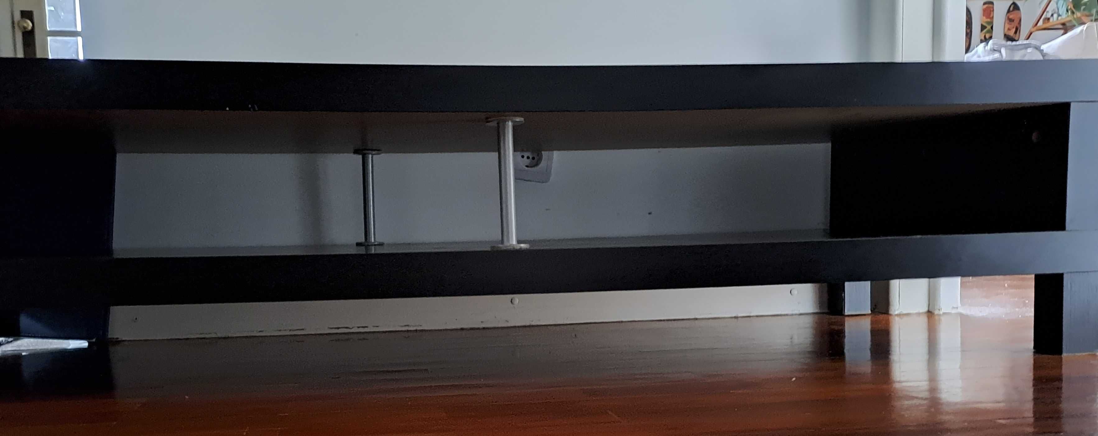 Mesa para TV modelo IKEA
