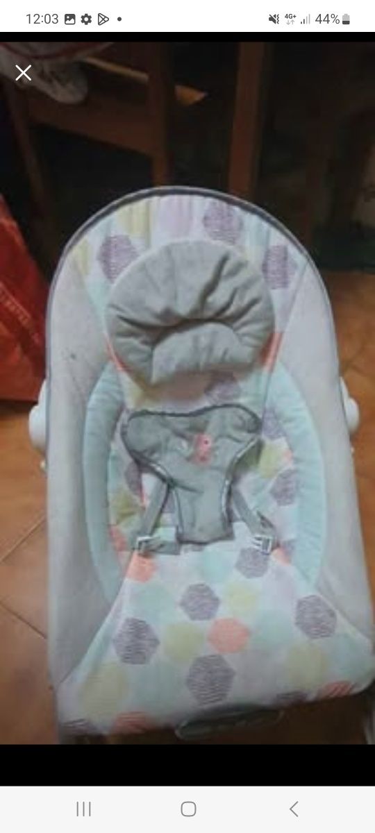 Berço que se adapta a cama dos pais 50€  espreguiçadeira 20€