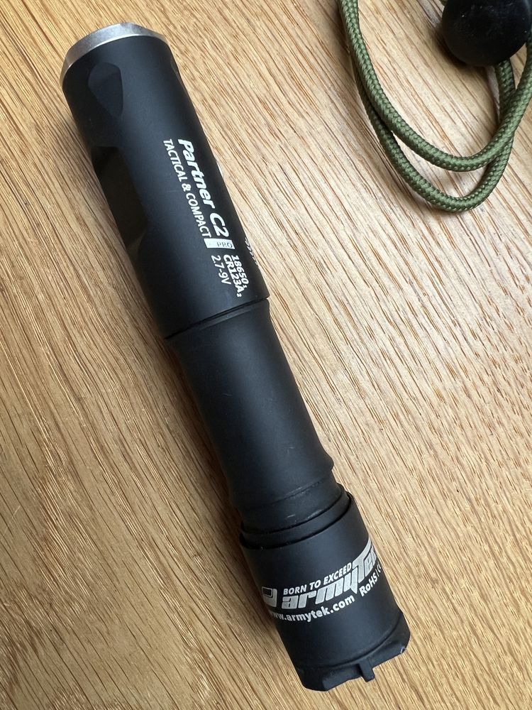 Latarka Armytek Partner  C2 PRO Cree XHP35 warm - jak nowa, komplet