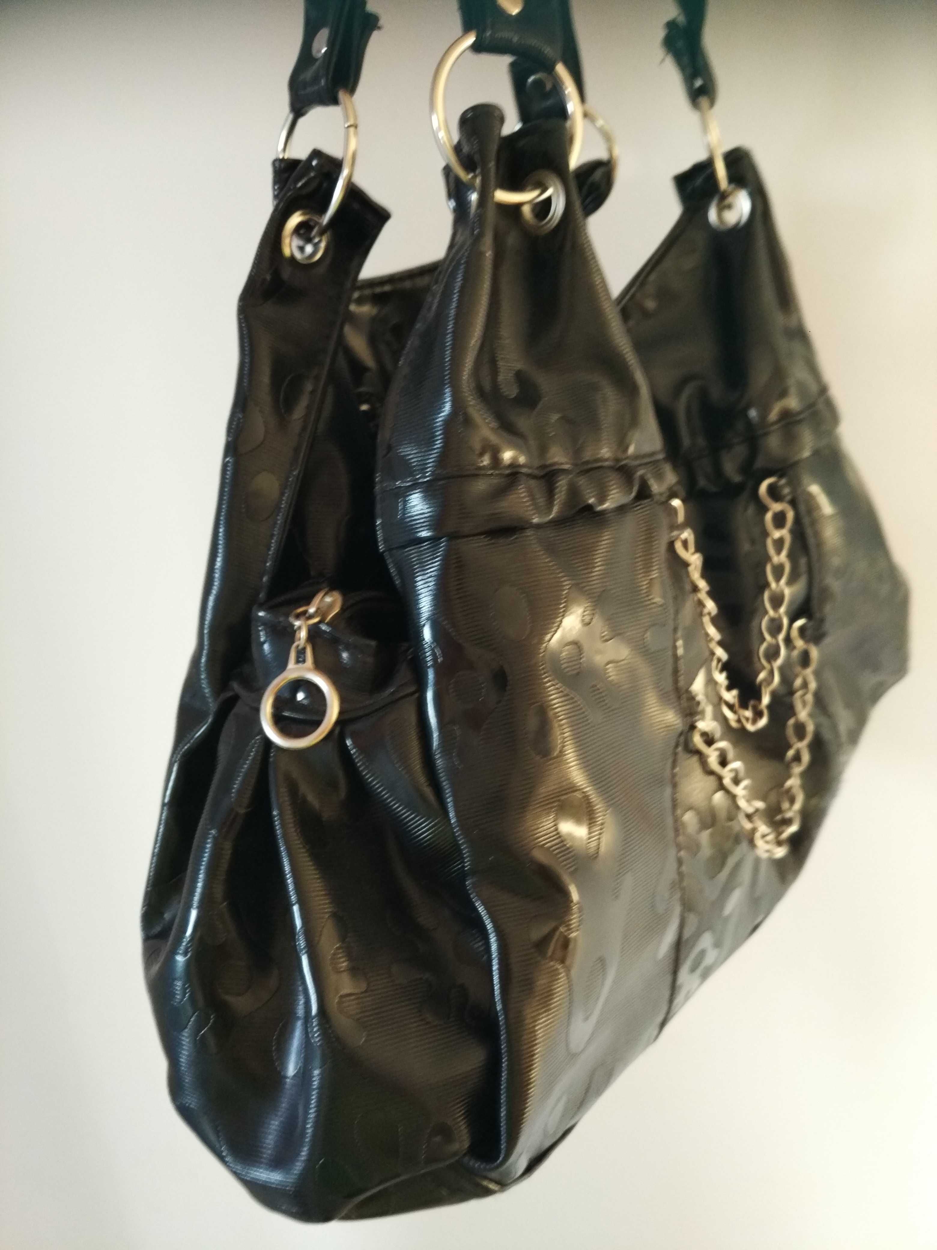 Sliczna czarna torebka elegancka blyszcząca wodoodporna z lancuszkami
