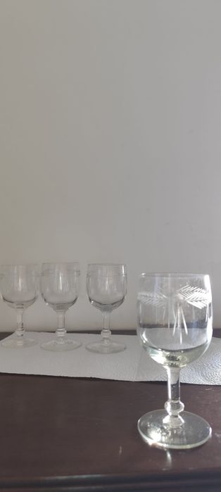 Copos de licor em cristal antigo