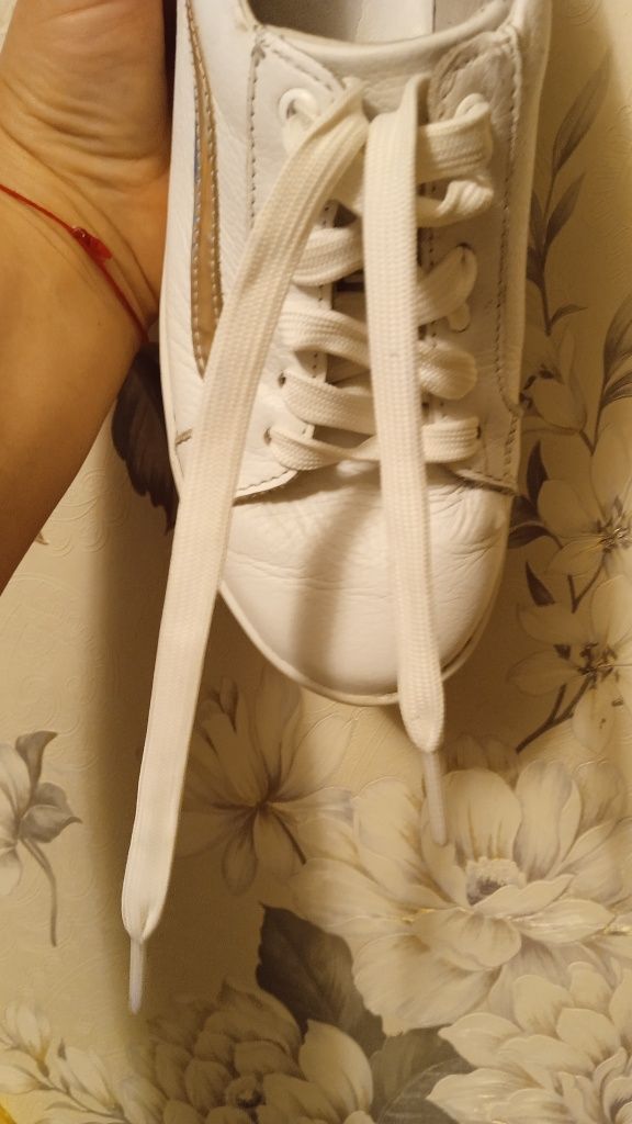 Продам білі шкіряні кросівки 35, 36(22.5-,23 см