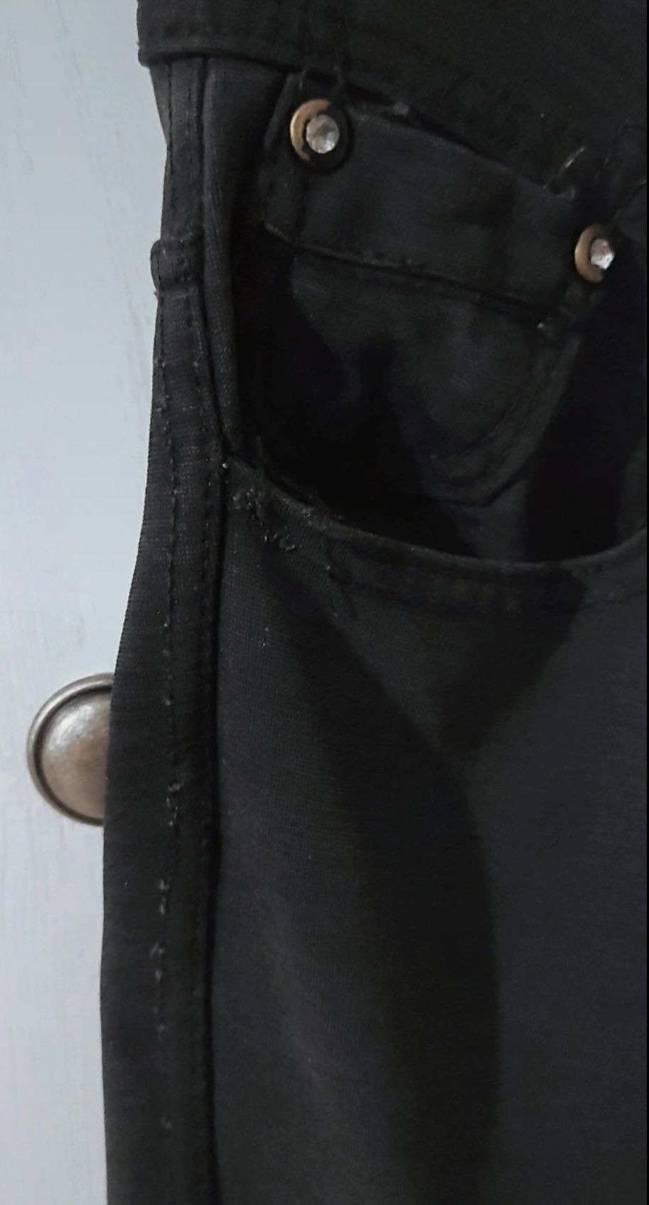 Spodnie jeansowe czarne z cyrkoniami na guzikach