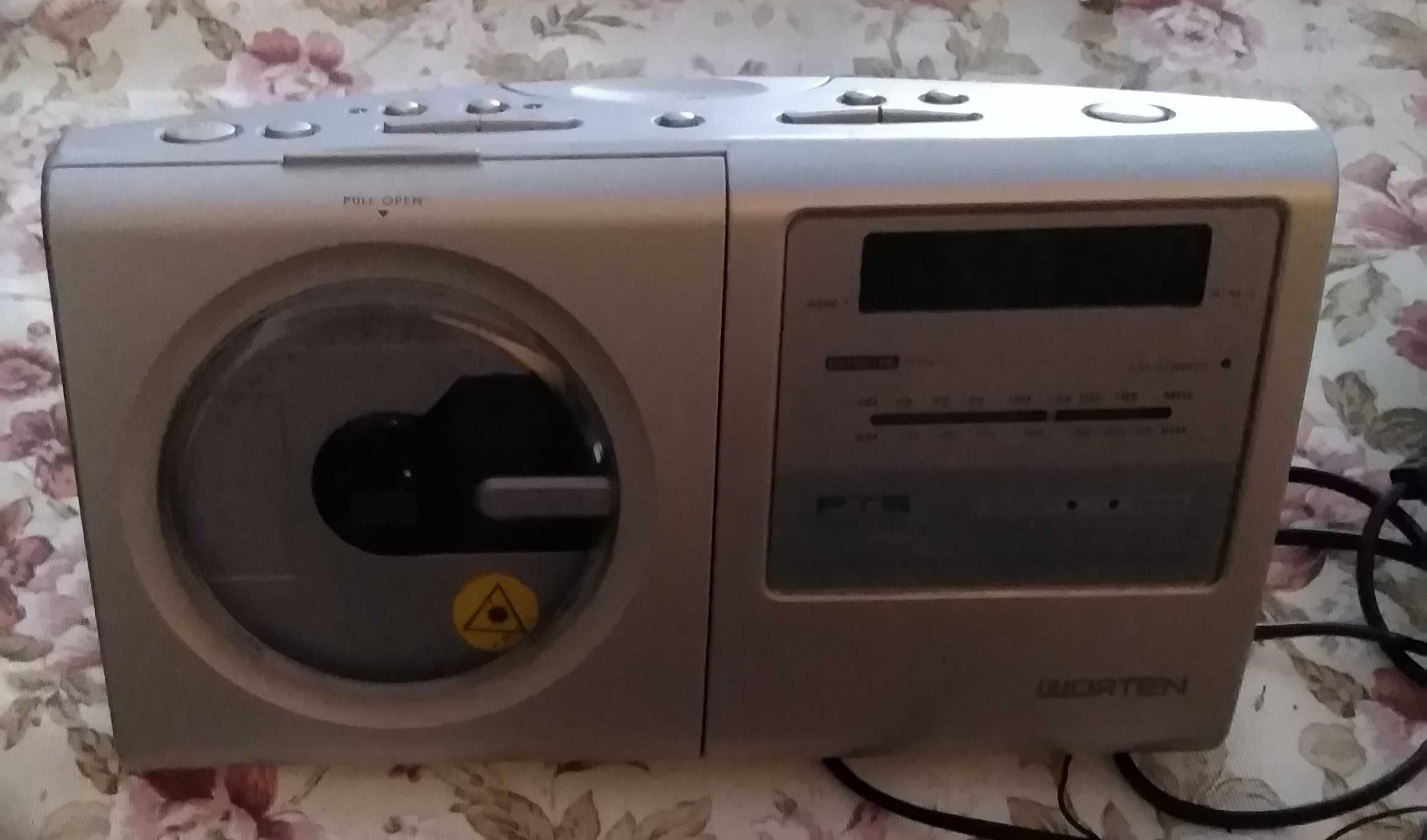 Rádio despertador com leitor de CD