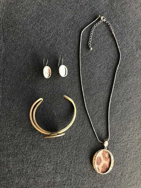 Conjunto de colar, pulseira e brincos