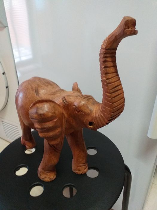 Estatueta elefante em madeira,boa dimensão,impecável,em mão,veja zonas
