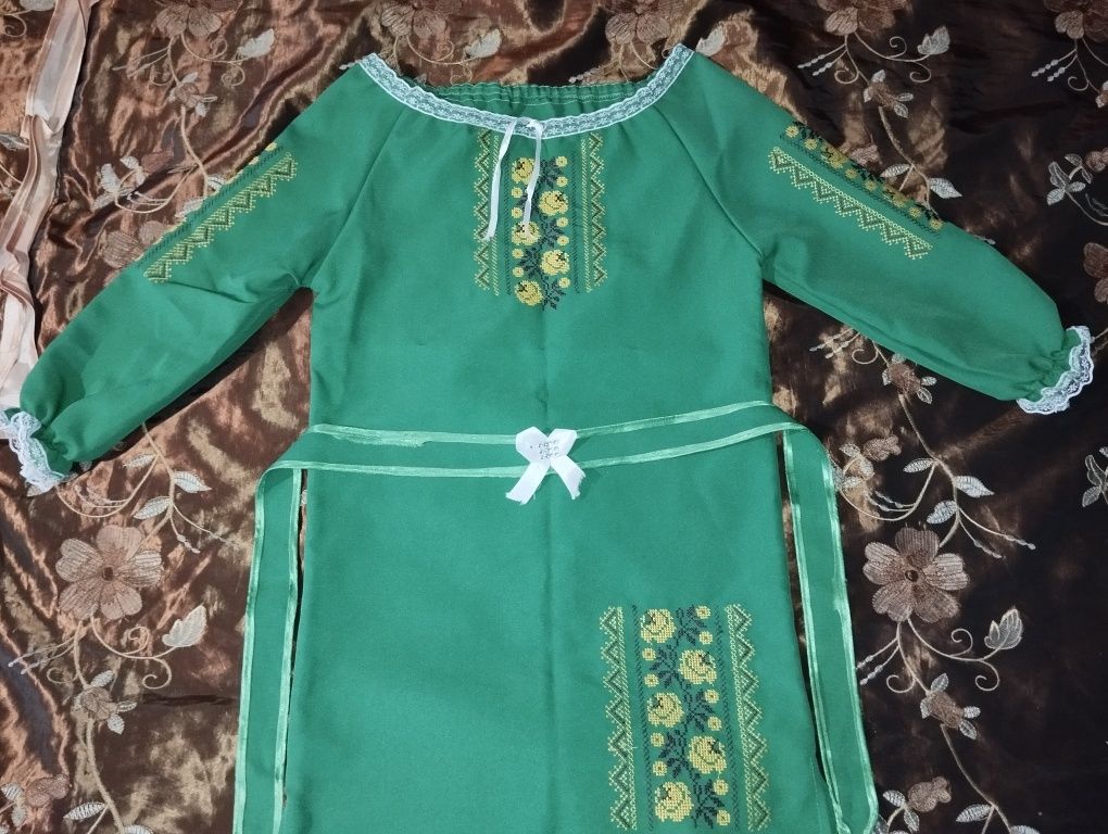 Плаття вишете на дівчинку