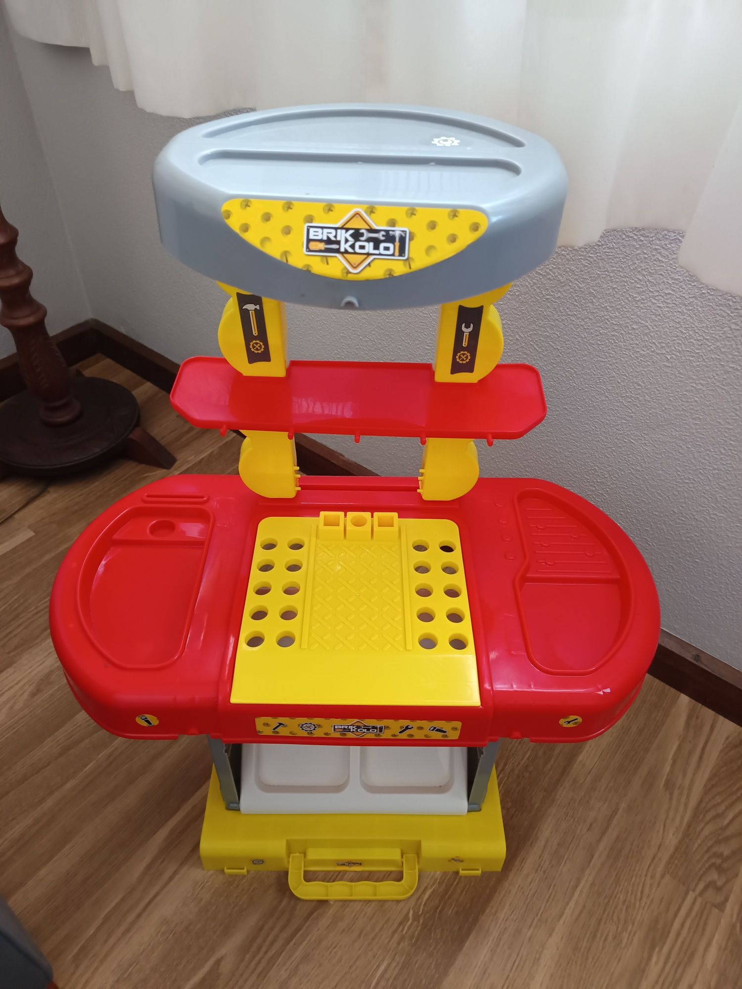 Mesa com ferramentas de brincar