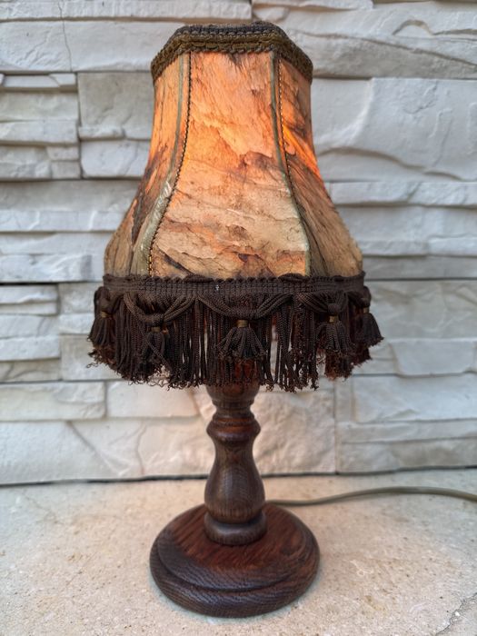 Sliczna bardzo stara dębowa lampka ze skorzanym abazurem