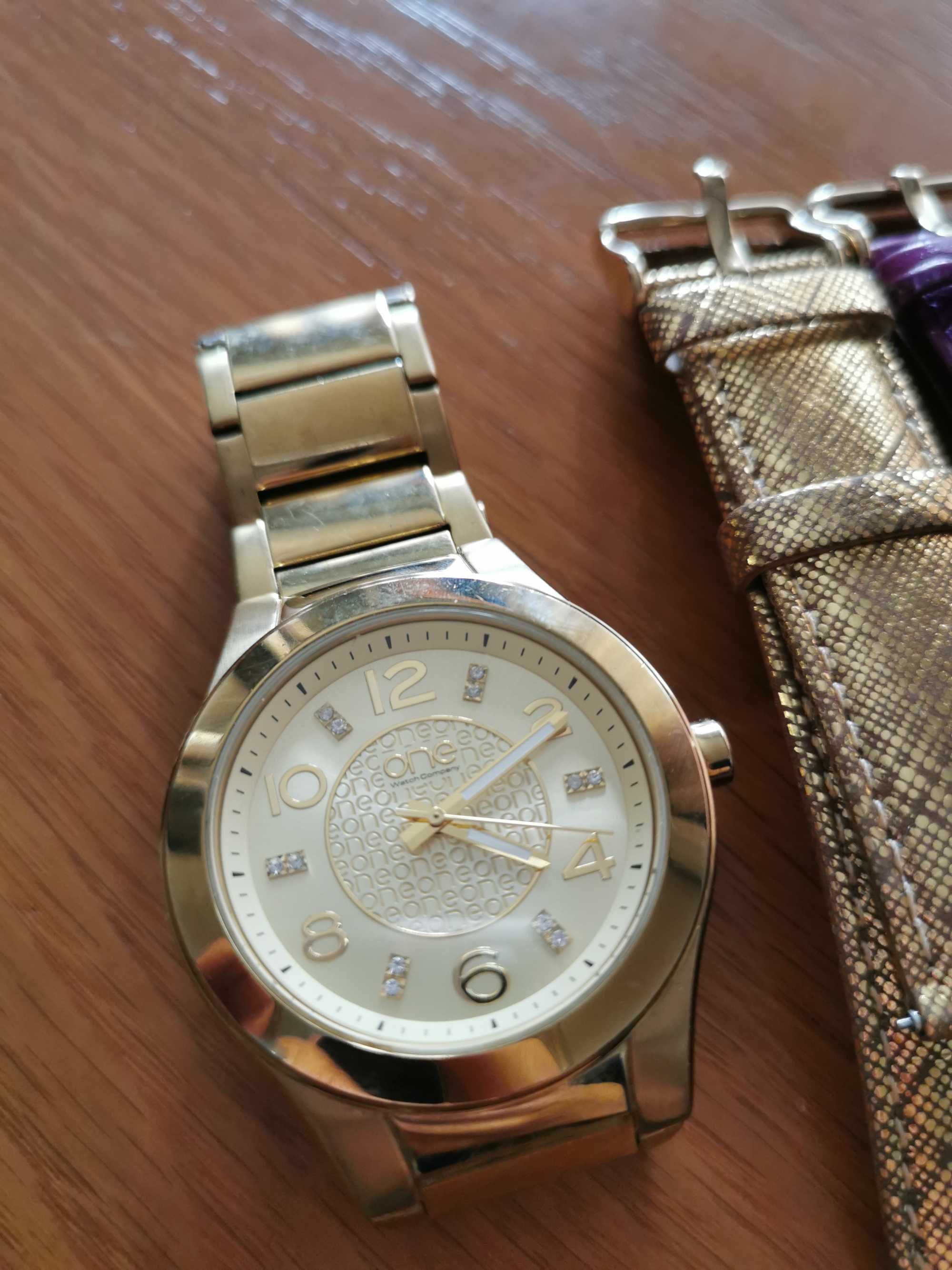 Relógio dourado One Watch Company